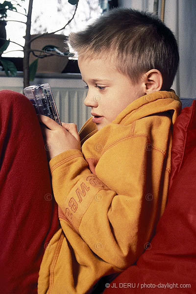 petit garon avec son gameboy - little boy with his gameboy